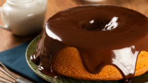 O delicioso bolo de cenoura com cobertura de chocolate: uma combinação irresistível!
